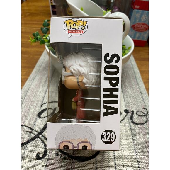 Funko Pop Television: The Golden Girls - Sophia - Picture 2 of 6